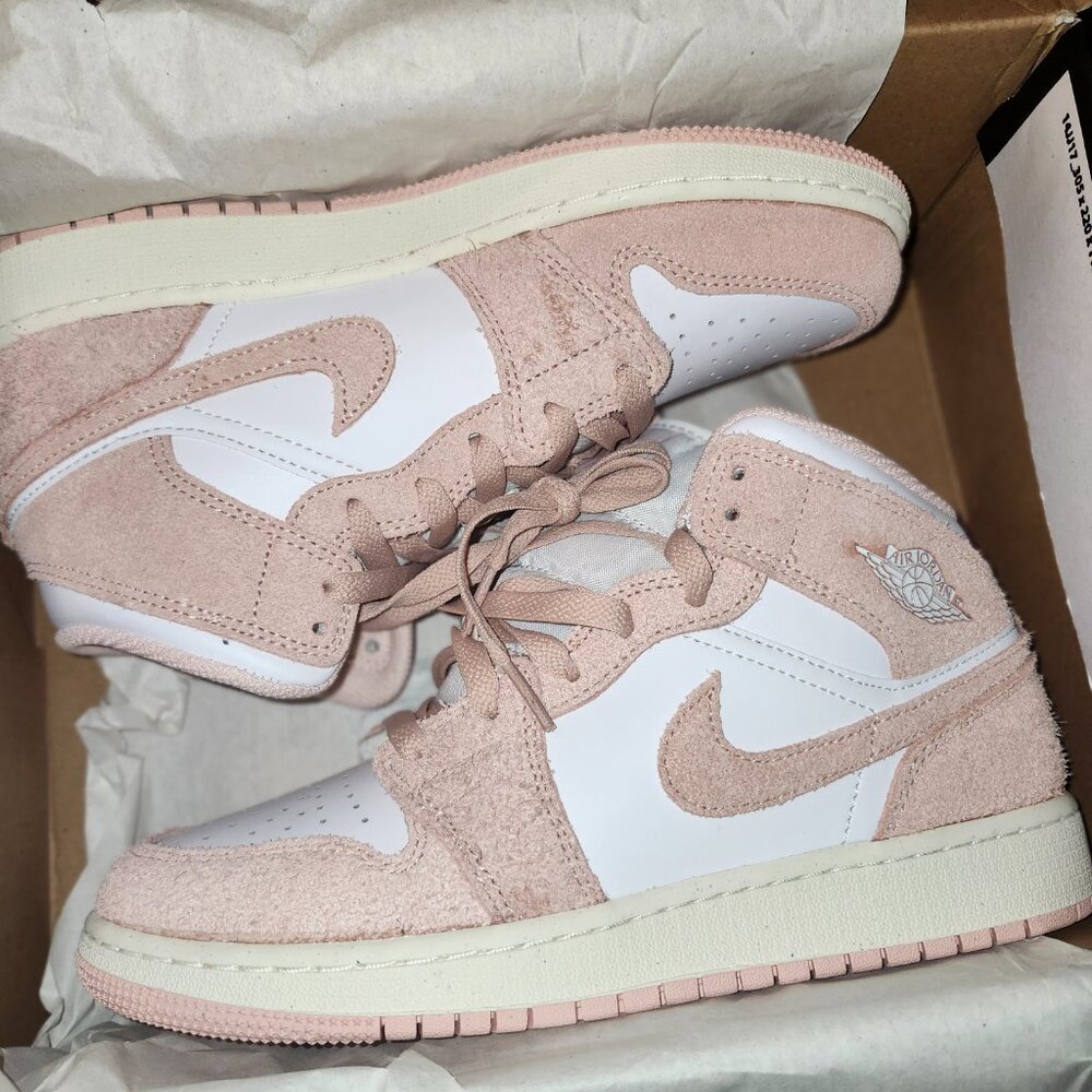 Air Jordan 1 Mid - Picture 2 of 3